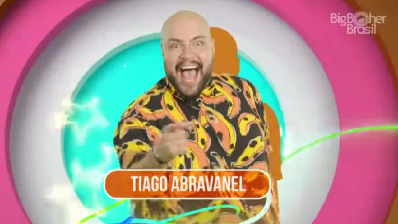 Tiago Abravanel na abertura do 'BBB22' (Foto: Reprodução/Globo)